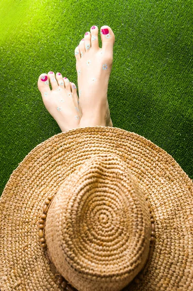 Relajarse en una pradera piernas de mujer —  Fotos de Stock