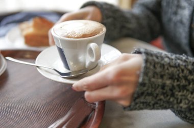 Kış kahve bir kafede kahve aydınlatmalı odaklanmak