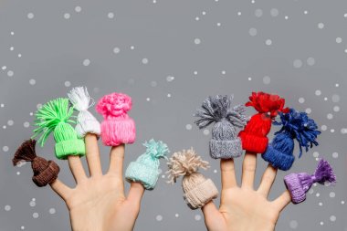 Sevimli çocuklar kış tatil kavramı olarak renkli şapka parmaklarda