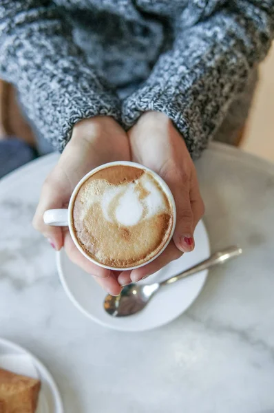 Mãos Femininas Segurando Xícara Café — Fotografia de Stock