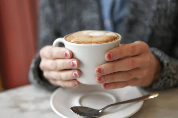 Mãos Femininas Com Coração Vermelho Prego Segurando Xícara Café — Fotografia de Stock