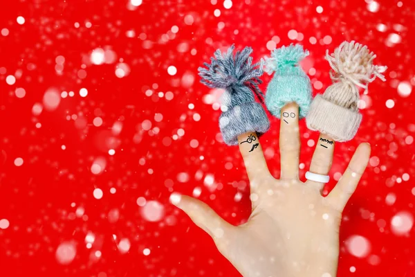 Забавный Рождественский Фон Пальцами Семьи Вязаных Шляпах Упавшим Снежно Красным — стоковое фото