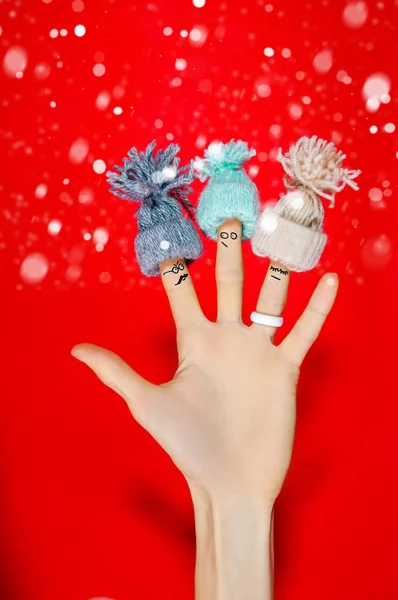 Забавный Рождественский Фон Пальцами Семьи Вязаных Шляпах Упавшим Снежно Красным — стоковое фото
