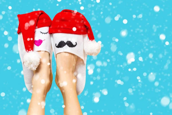 Julhandeln Konceptet Bakgrund Med Kvinna Ben Klädd Tofflor Med Santa — Stockfoto