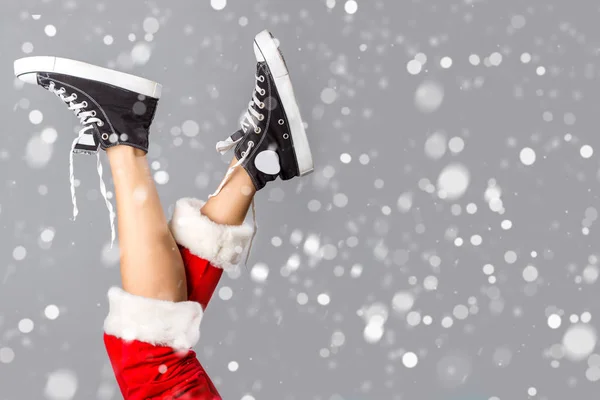 Sexy Santa Piernas Usando Pantalones Rojos Zapatillas Negras Sobre Nieve — Foto de Stock