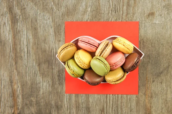 Diferentes Tipos Macaroons Forma Lábios Fundo Vermelho Madeira Macaroons Coloridos — Fotografia de Stock