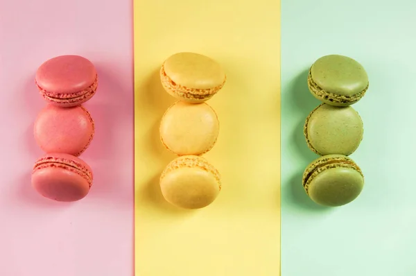 Macaroons Fundo Verde Amarelo Rosa Vista Superior — Fotografia de Stock