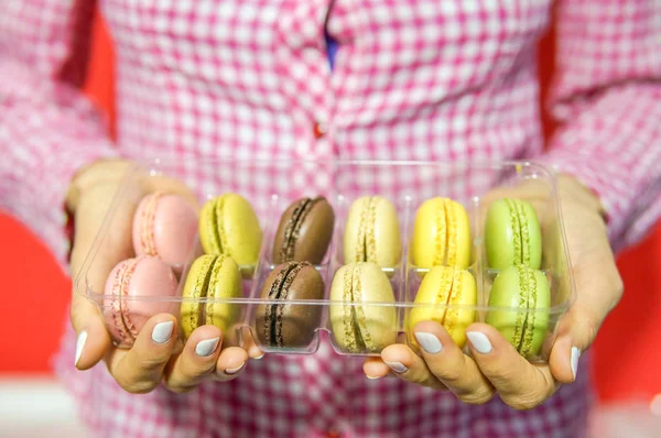 Mãos Femininas Segurar Caixa Com Macaroons — Fotografia de Stock