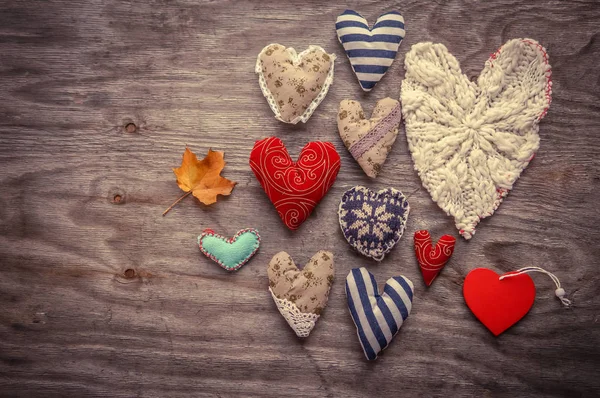 Pozadí Mnoha Srdcí Dřevěné Pozadí Blahopřání Svatého Valentýna Tónovaný Obrázek — Stock fotografie