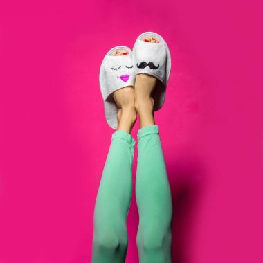 Komik Sevgililer günü ayaklarda pembe bir arka plan üzerinde şirin otel için terlikler