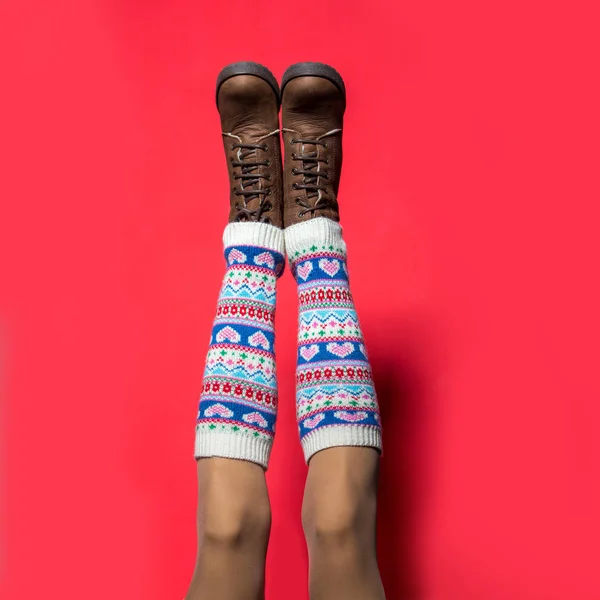 Sexy Nohy Zimě Boty Vzduchu Nad Červenou Zeď — Stock fotografie