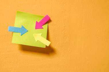 Renkli sopa bir not kağıdına parlak duvar