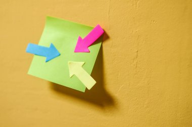 Renkli sopa bir not kağıdına parlak duvar