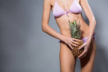 Mayo ananas ile seksi sarışın kadın