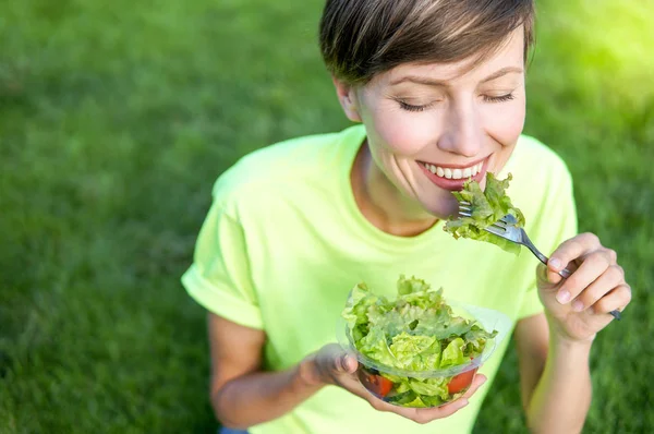 Glücklich Lächelndes Mädchen Das Draußen Auf Grünem Gras Gemüsesalat Isst — Stockfoto