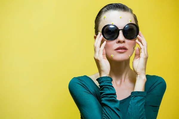 Jovem Mulher Bonita Usando Óculos Sol Com Flores Rosto Como — Fotografia de Stock