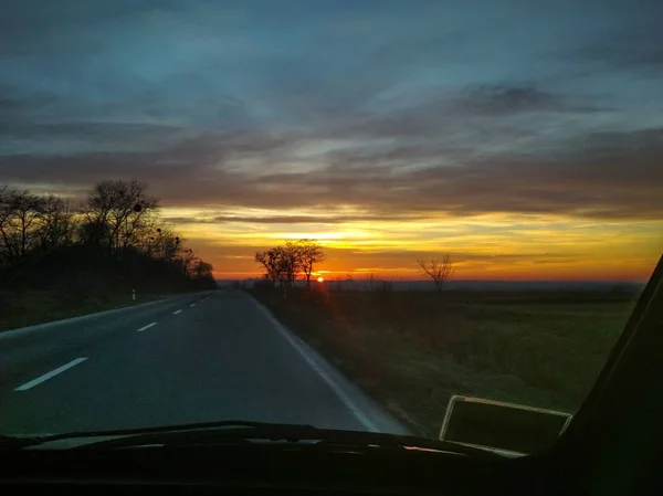 Sunset Drive Dirigir Para Baixo Estrada Durante Pôr Sol Dramático — Fotografia de Stock