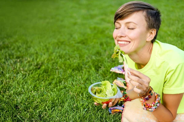 Happy Smiling Girl Eating Vegetables Salad Outdoors Sitting Green Grass — Stock Photo, Image