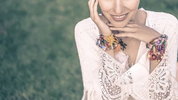 Jovem Mulher Bonita Vestindo Acessórios Imagem Tonificada — Fotografia de Stock