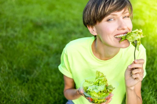 Bella Donna Mangiare Insalata Nel Parco Della Città Vista Dall — Foto Stock