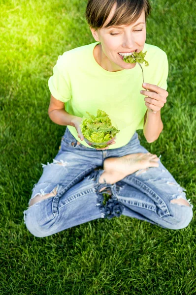 Şehir Parkı Ayrıntı Eller Salata Salata Üstten Görünüm Ile Yemek — Stok fotoğraf