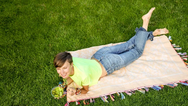 Mooie Vrouw Salade Eten Stadspark Bovenaanzicht — Stockfoto