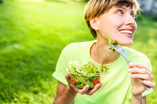 Hermosa Mujer Comiendo Ensalada Parque Ciudad Con Sol Vista Superior — Foto de Stock