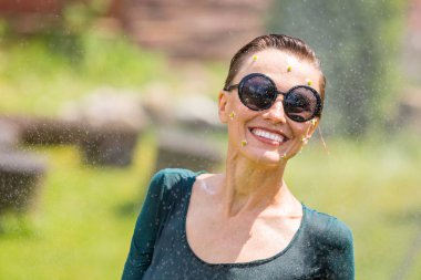 BEAUITFUL genç kadın zevk yaz tatili yaz yağmur altında