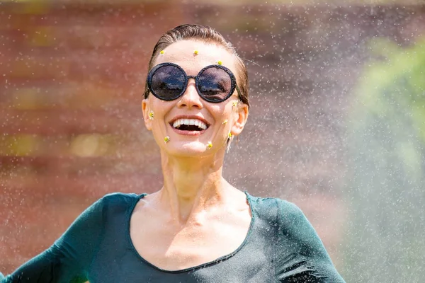 Beauitful Jonge Vrouw Geniet Van Zomervakantie Onder Zomerregen — Stockfoto