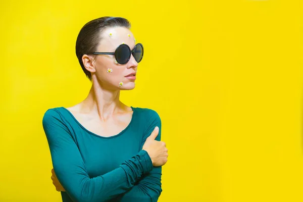 夏の美しさ 明るい背景にカモミールでサングラスをかけている若い美しい女性 — ストック写真