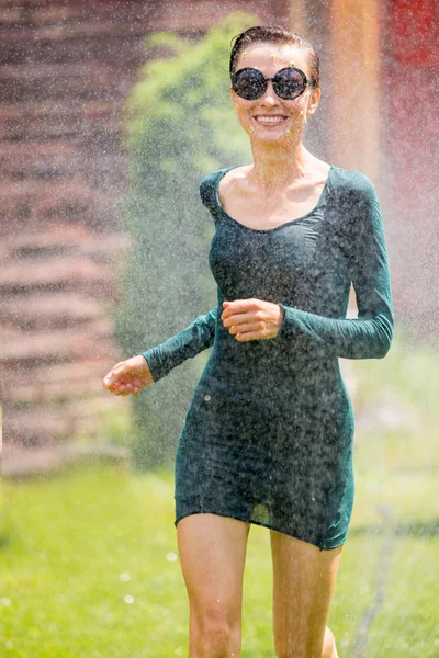 Beauitful Genç Kadın Zevk Yaz Tatili Yaz Yağmur Altında — Stok fotoğraf