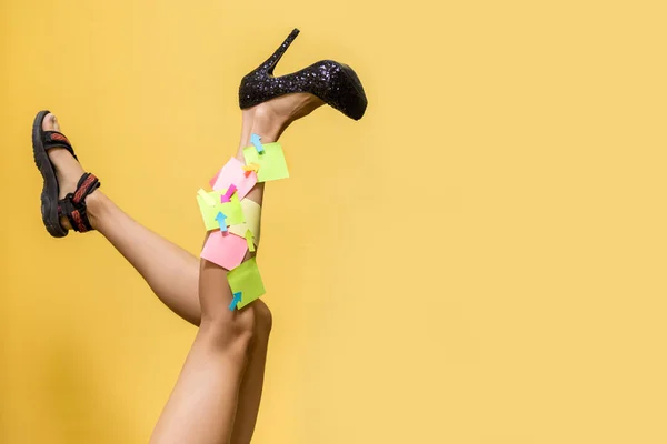 Güzel Kadın Bacakları Sarı Arka Plan Üzerinde Minimal Tarzda Sorunlar — Stok fotoğraf