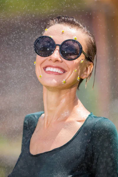 Beauitful Jonge Vrouw Geniet Van Zomervakantie Onder Zomerregen — Stockfoto