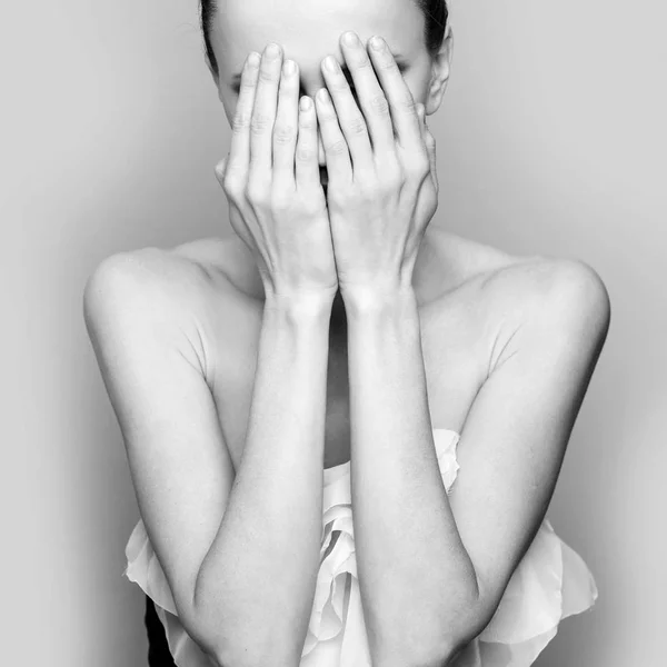 Retrato Mujer Ocultar Cara Usando Vestido Cóctel Blanco Negro —  Fotos de Stock