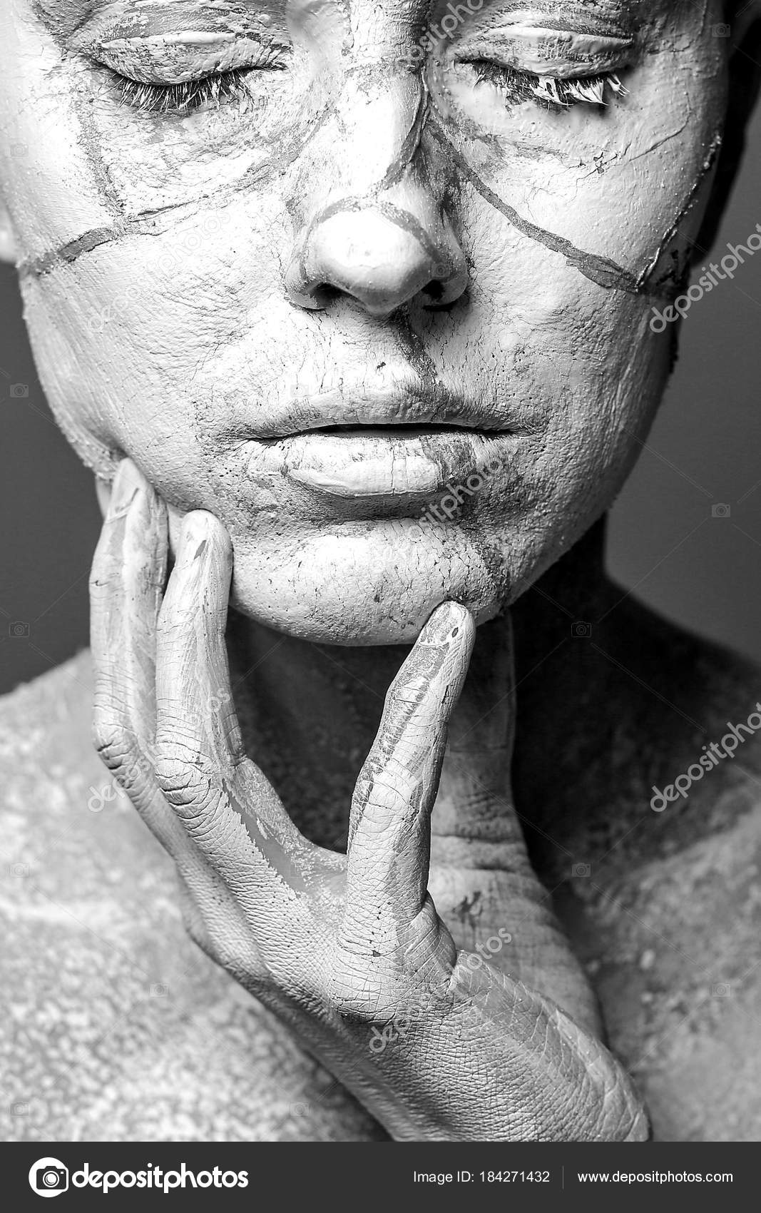 Retrato Artístico Mujer Cubierta Barro Blanco Negro — Foto de stock  #184271432 © HappyCity, image size:1067x1700
