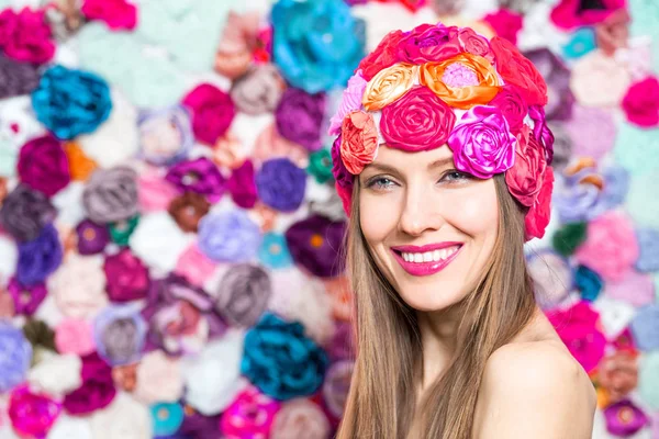 Mujer Sonriente Bastante Joven Con Sombrero Sobre Fondo Floral —  Fotos de Stock
