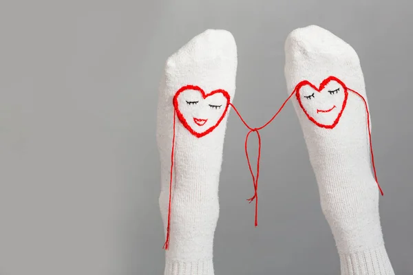 愛の概念のカップル 心の手を取り合って幸せな女足 — ストック写真