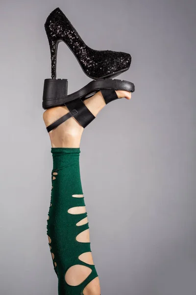 Sexy Mujer Piernas Usando Negro Verano Sandalias Verde Desgarrado Mallas —  Fotos de Stock