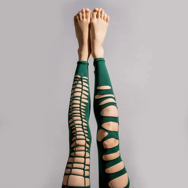 Schöne Frau Mit Beinen Zerrissenen Strumpfhosen Macht Unterstützten Kopfstand Sirsasana — Stockfoto