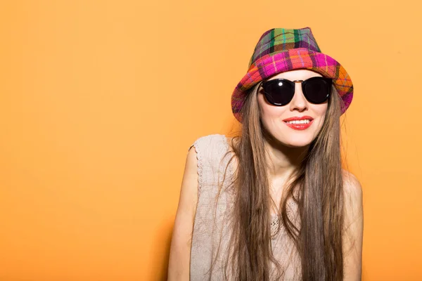 明るい背景に帽子とサングラスを着て春の女性のファッションのスタイル写真 — ストック写真