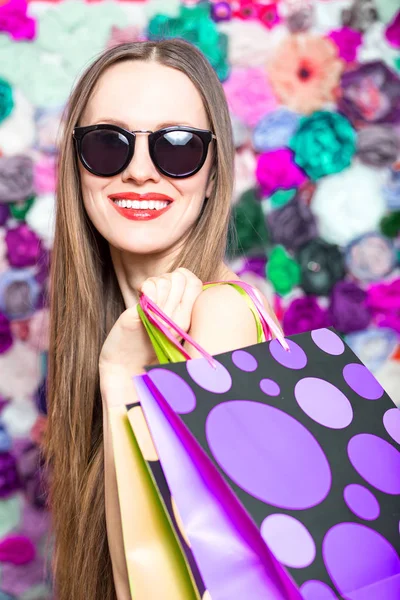 ファッション ショッピング女性 買い物袋を保持しているサングラスを身に着けている美しい女性 — ストック写真