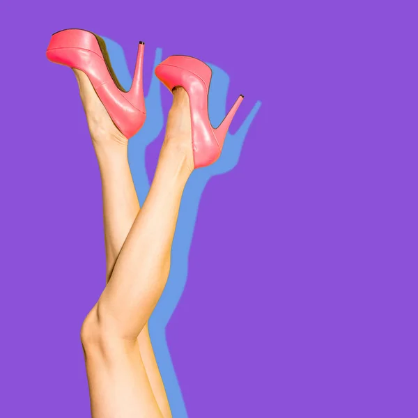 性感的腿超过紫色背景 流行艺术风格 — 图库照片