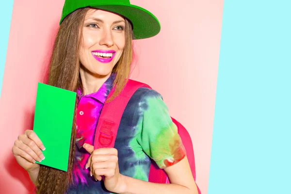 Jovem Mulher Bonita Com Mochila Segurando Bilhetes Sobre Fundo Colorido — Fotografia de Stock