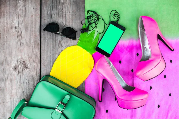 女性のファッションアクセサリー ハイヒール Nag サングラス 明るい夏の背景の上の携帯電話 — ストック写真