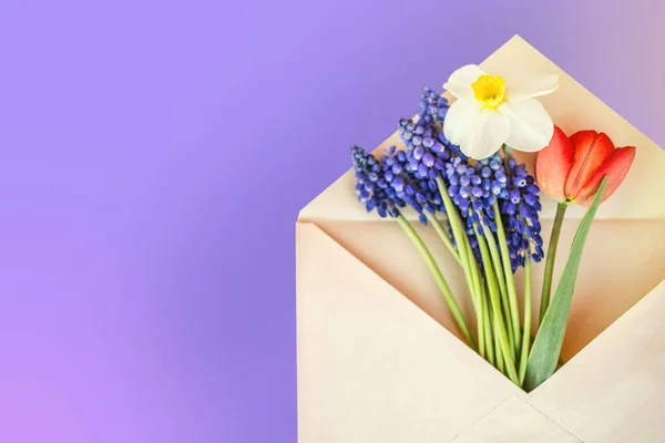 Wiosenne Kwiaty Kopertę Marca Dzień Matki Walentynki Dzień Kobiet Pogratulować — Zdjęcie stockowe