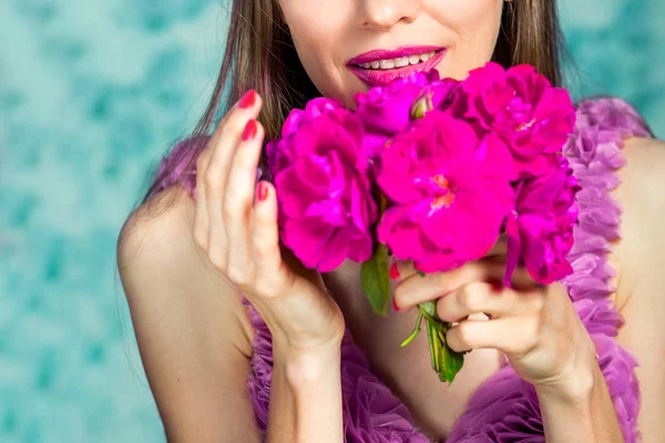 美丽的女孩在粉红色的礼服超过花卉复古蓝色背景 浪漫女人的艺术作品 美丽温柔的春天妇女与玫瑰 聚焦在脸上 — 图库照片
