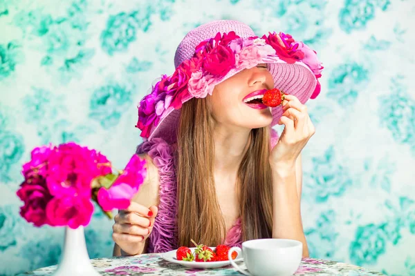 Красивая Девушка Розовом Платье Цветочном Винтажном Синем Фоне Произведение Искусства — стоковое фото