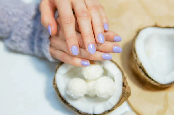 Elegante Manicure Femminile Alla Moda Con Cocco Sullo Sfondo Bella — Foto Stock