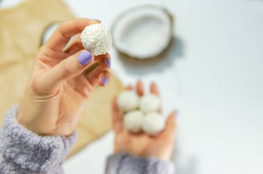 Hindistan cevizi kek ve kadın elinde taze hindistan cevizi