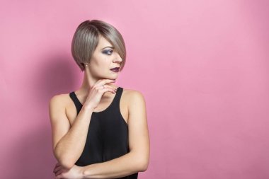 pembe arka plan üzerinde kısa saçlı güzel genç kadın moda